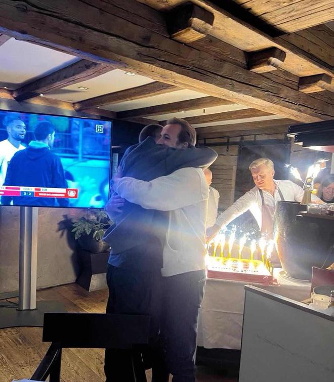 凱恩、戴爾共獲首冠，擁抱歡慶。