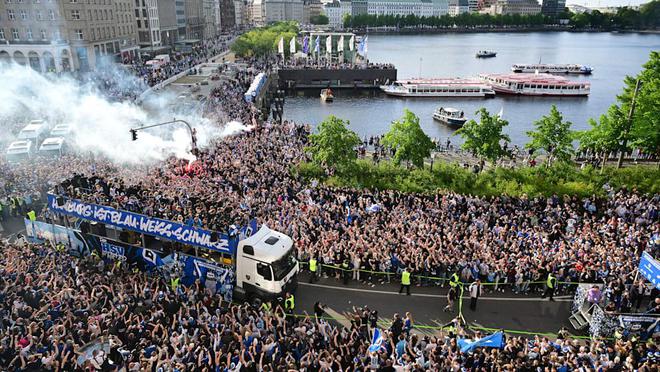 德媒：漢堡大慶升級游行，球迷狂歡四萬到場