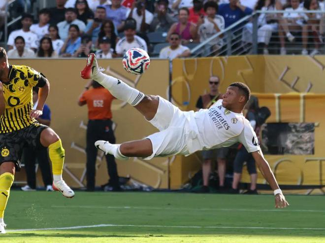 貢薩洛破門，姆巴佩神鉤，皇馬10人險勝