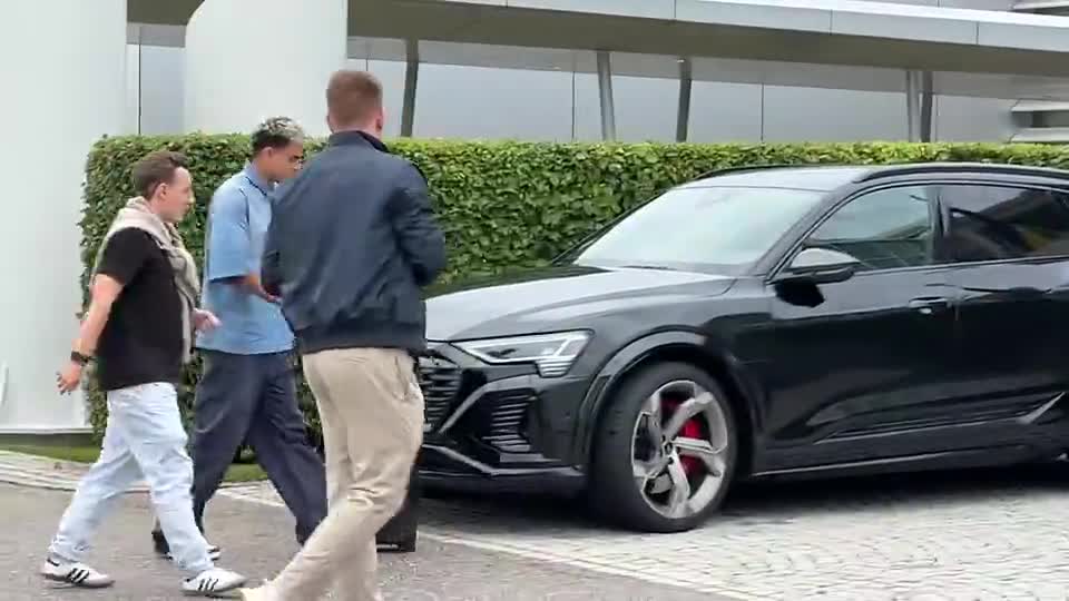 新仁駕到！迪亞斯飛至慕尼黑，加盟拜仁，轉(zhuǎn)會費7500萬歐。